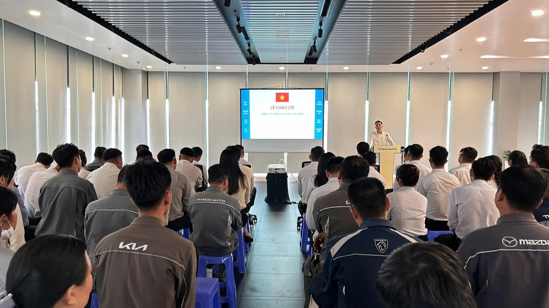 Lễ chào cờ tháng 10: CBNV THACO AUTO Vĩnh Long đẩy mạnh phục vụ khách hàng dịp cuối năm