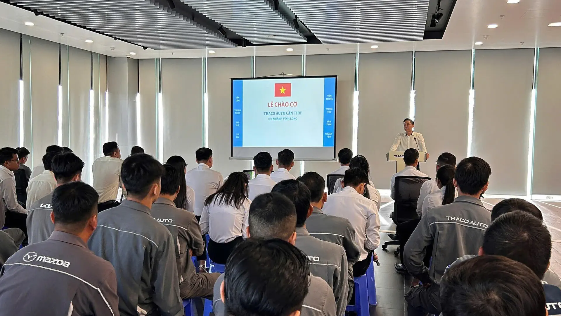 THACO AUTO Vĩnh Long tổ chức lễ chào cờ cuối cùng của năm 2024 - Triển khai công tác chăm sóc khách hàng mùa lễ hội