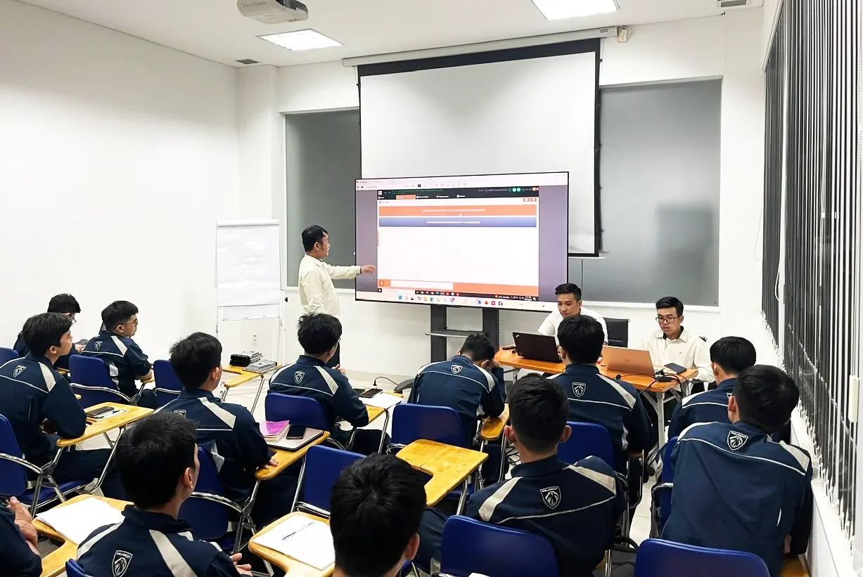 Nhân sự kỹ thuật THACO AUTO Vĩnh Long tham gia chương trình huấn luyện chẩn đoán điện động cơ xe Peugeot